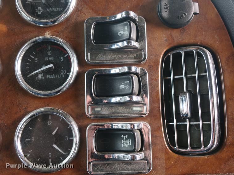 image for item DB8931 2007 Peterbilt 386 semi truck