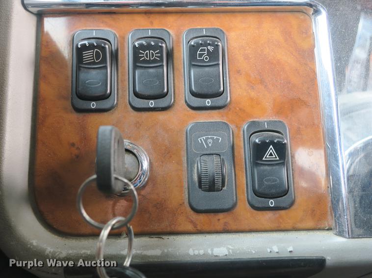 image for item DB8931 2007 Peterbilt 386 semi truck