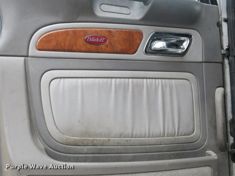 image for item DB8931 2007 Peterbilt 386 semi truck