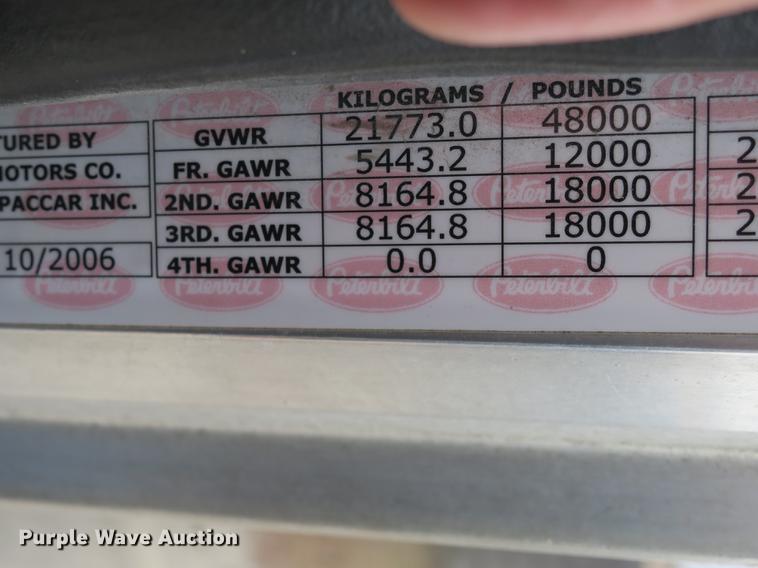 image for item DB8931 2007 Peterbilt 386 semi truck