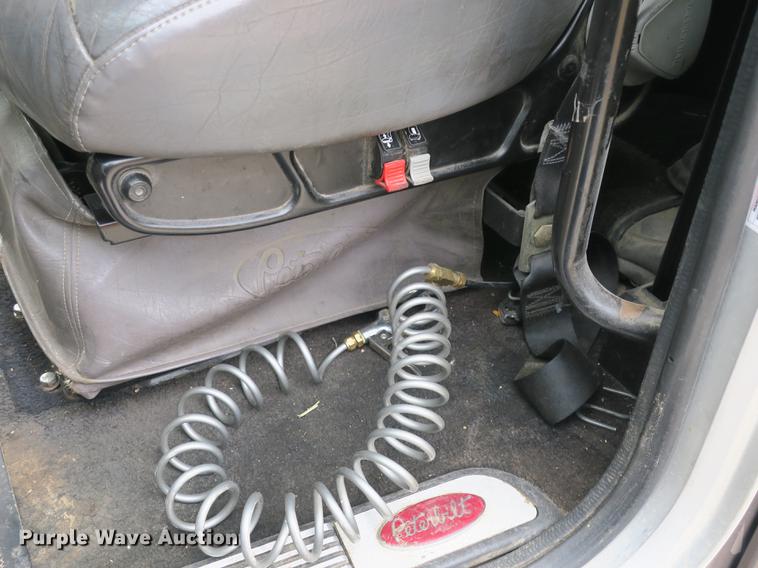 image for item DB8931 2007 Peterbilt 386 semi truck