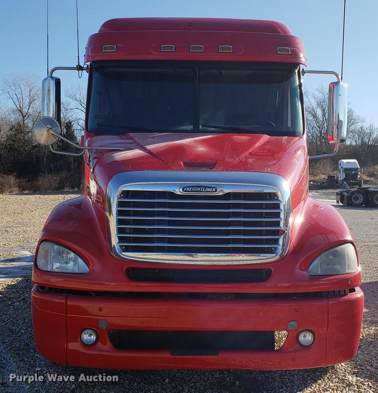 image for item DB9497 2009 Freightliner Columbia semi truck