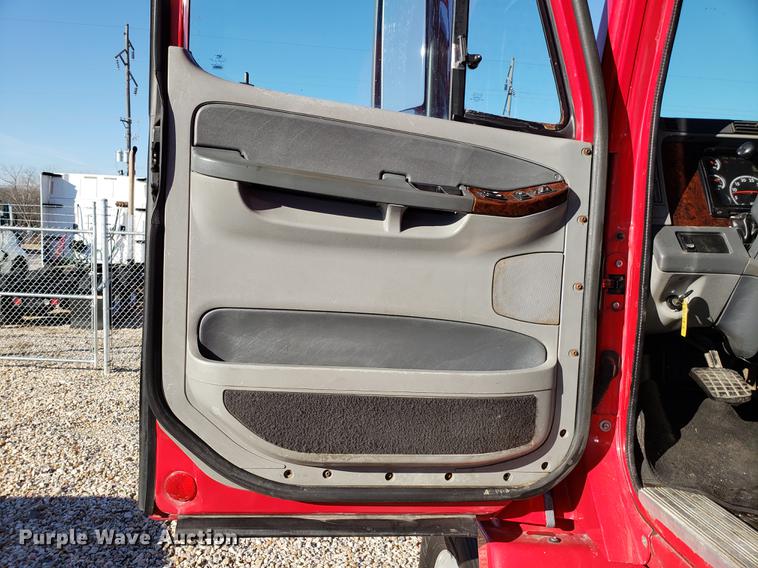 image for item DB9497 2009 Freightliner Columbia semi truck