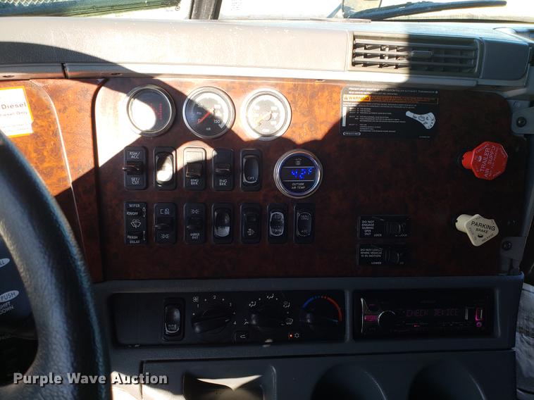 image for item DB9497 2009 Freightliner Columbia semi truck