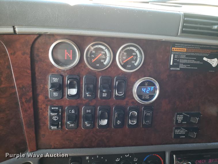 image for item DB9497 2009 Freightliner Columbia semi truck