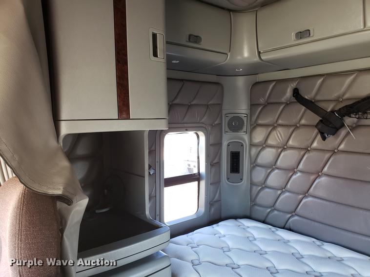 image for item DB9497 2009 Freightliner Columbia semi truck