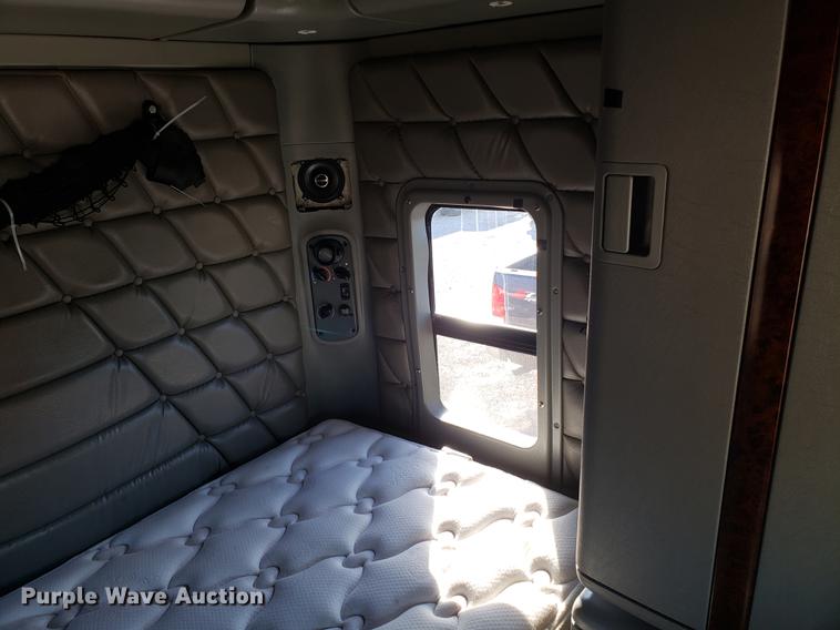 image for item DB9497 2009 Freightliner Columbia semi truck