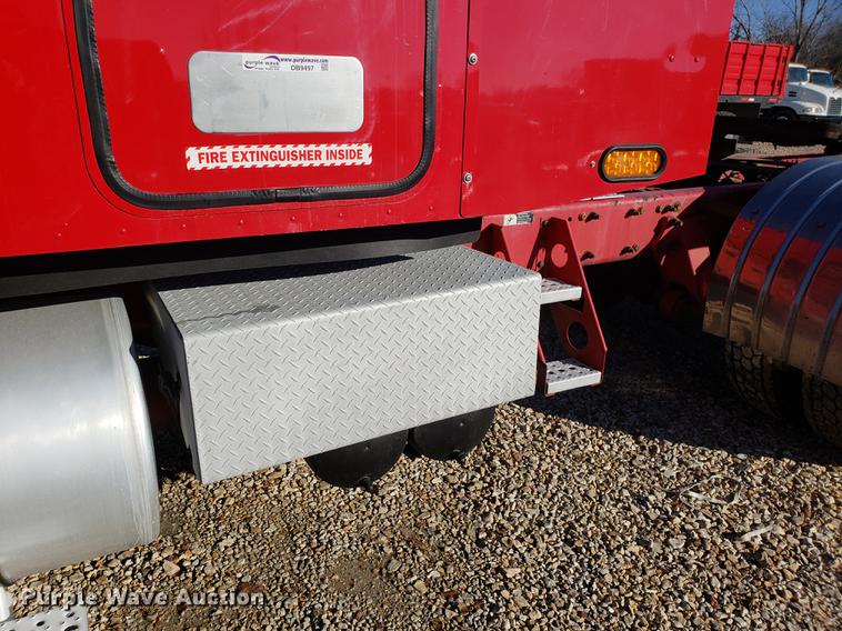 image for item DB9497 2009 Freightliner Columbia semi truck