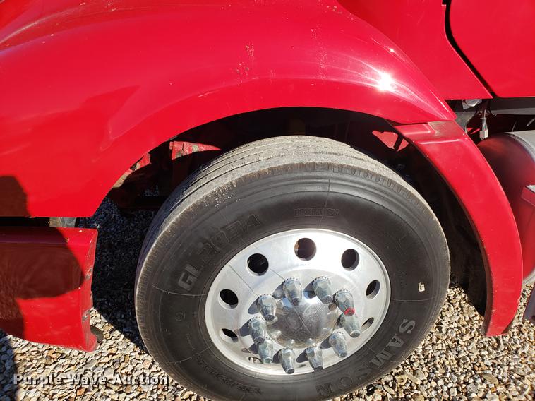 image for item DB9497 2009 Freightliner Columbia semi truck