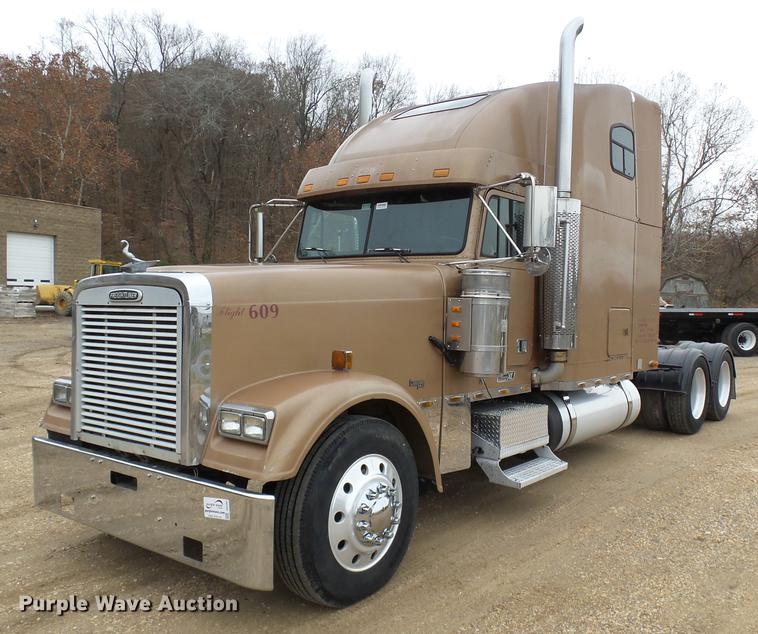 image for item DD2407 1999 Freightliner FLD120 semi truck