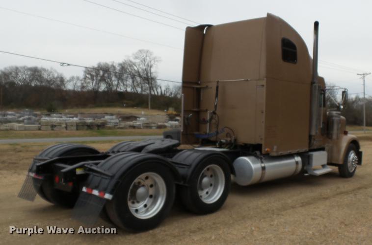 image for item DD2407 1999 Freightliner FLD120 semi truck