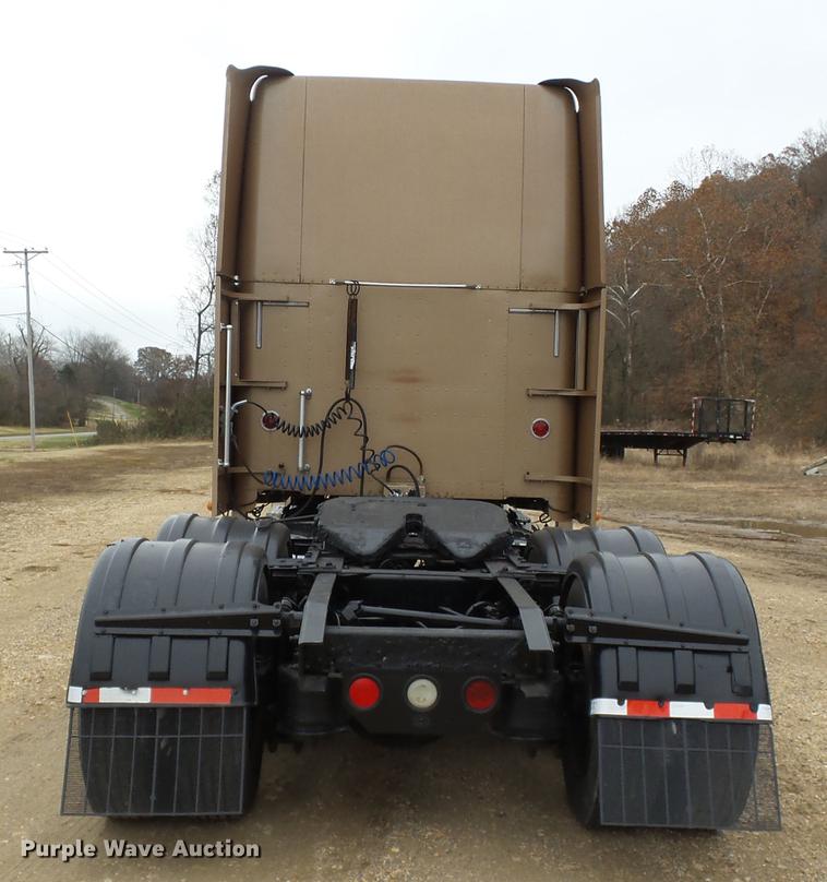 image for item DD2407 1999 Freightliner FLD120 semi truck