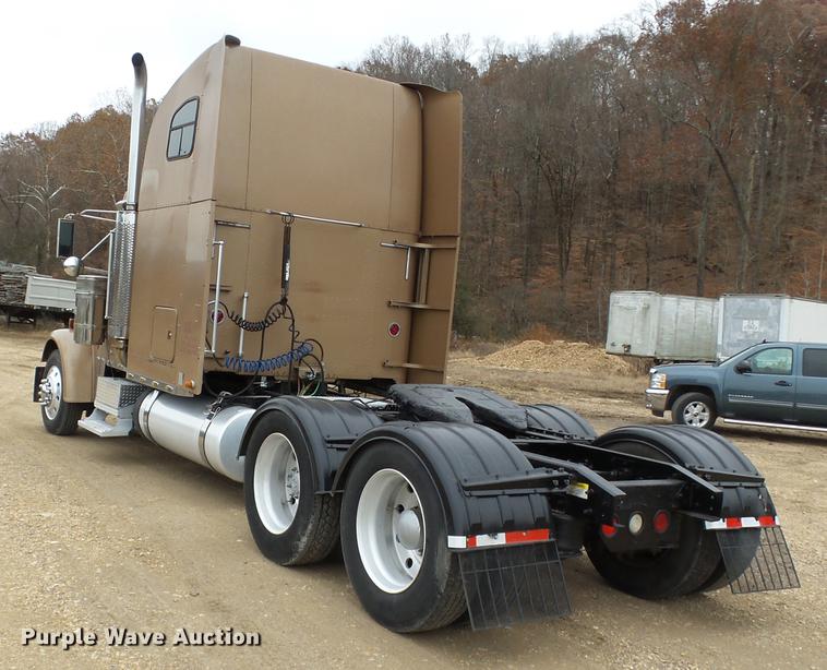 image for item DD2407 1999 Freightliner FLD120 semi truck