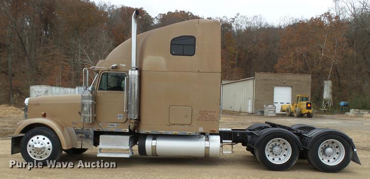 image for item DD2407 1999 Freightliner FLD120 semi truck
