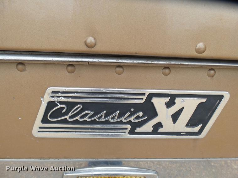 image for item DD2407 1999 Freightliner FLD120 semi truck