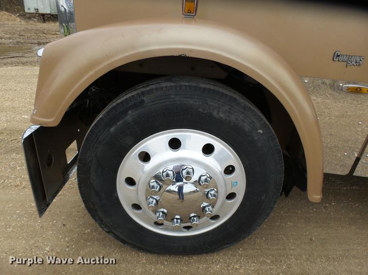 image for item DD2407 1999 Freightliner FLD120 semi truck