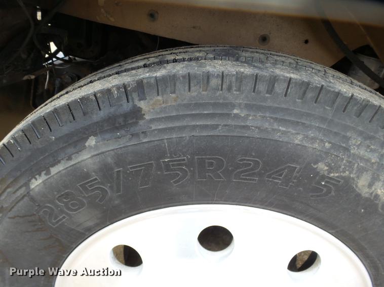 image for item DD2407 1999 Freightliner FLD120 semi truck