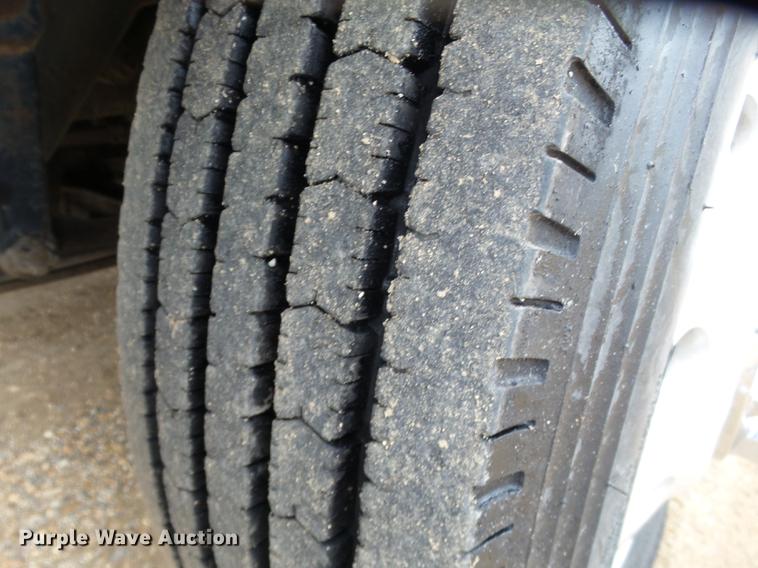 image for item DD2407 1999 Freightliner FLD120 semi truck