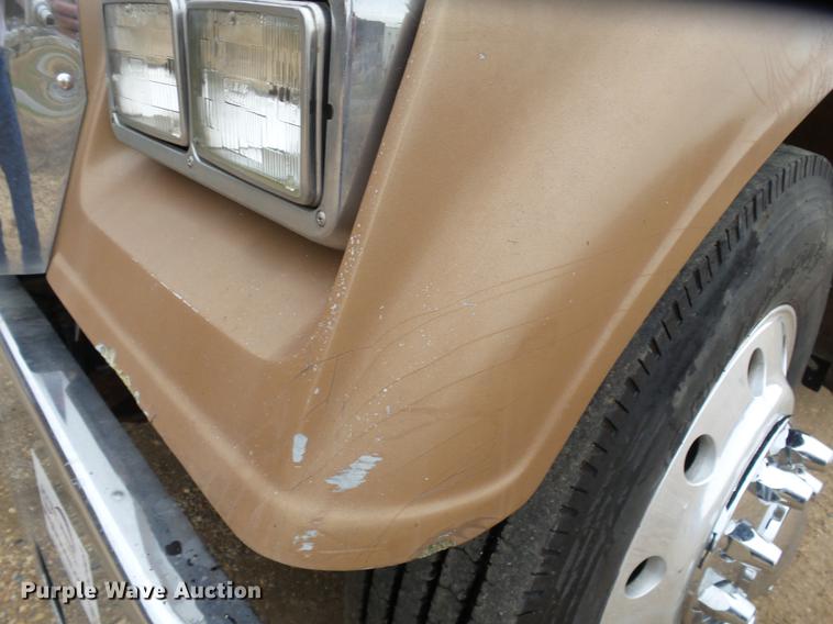 image for item DD2407 1999 Freightliner FLD120 semi truck