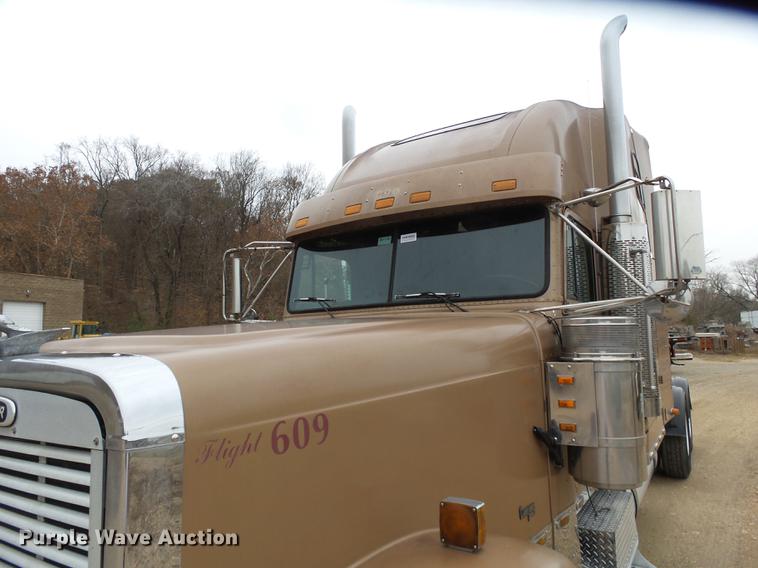 image for item DD2407 1999 Freightliner FLD120 semi truck
