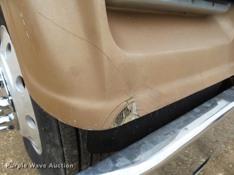 image for item DD2407 1999 Freightliner FLD120 semi truck