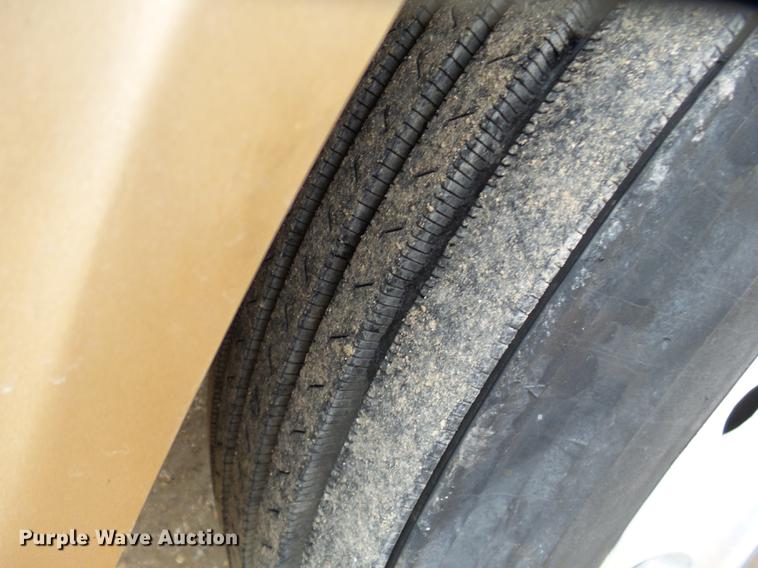 image for item DD2407 1999 Freightliner FLD120 semi truck