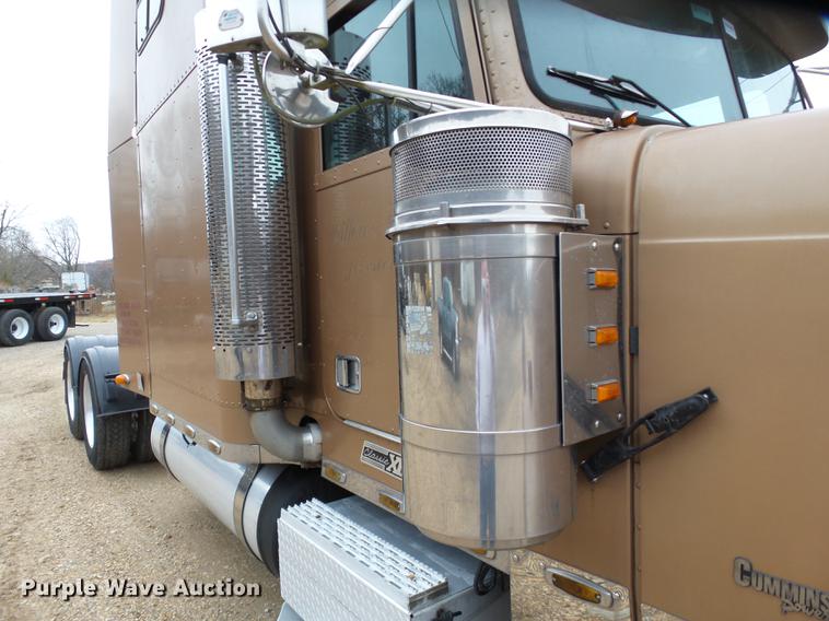 image for item DD2407 1999 Freightliner FLD120 semi truck