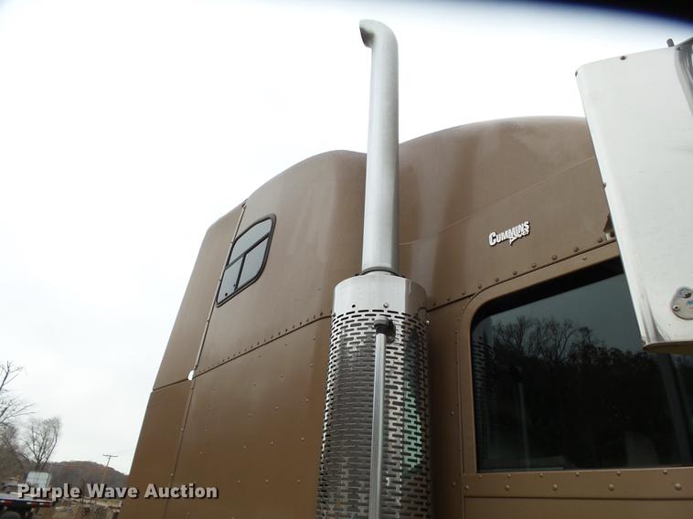 image for item DD2407 1999 Freightliner FLD120 semi truck