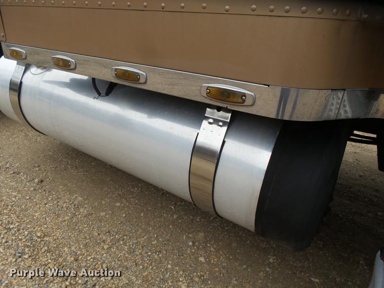 image for item DD2407 1999 Freightliner FLD120 semi truck