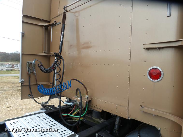 image for item DD2407 1999 Freightliner FLD120 semi truck