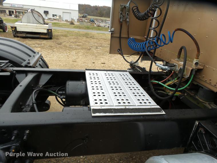 image for item DD2407 1999 Freightliner FLD120 semi truck