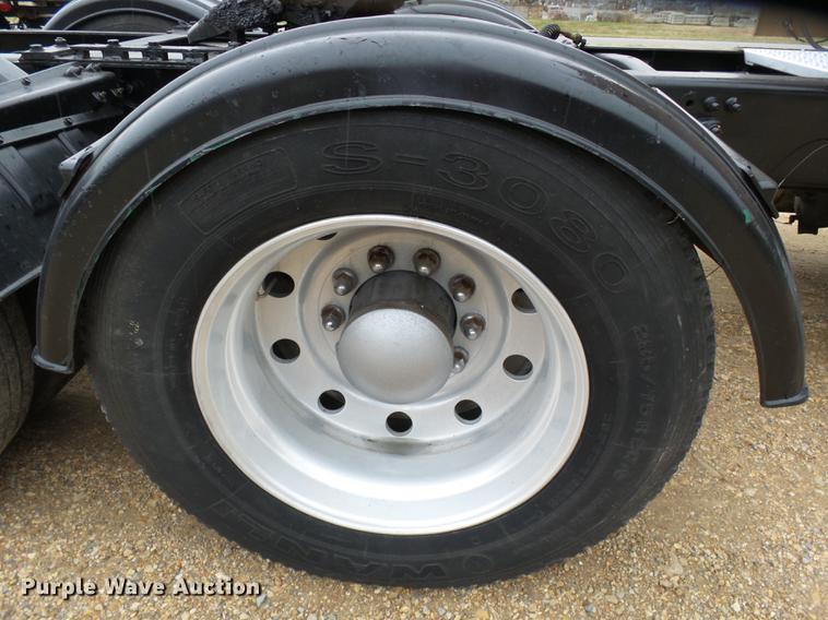 image for item DD2407 1999 Freightliner FLD120 semi truck