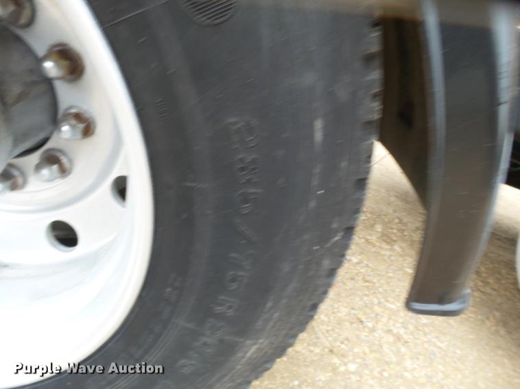 image for item DD2407 1999 Freightliner FLD120 semi truck