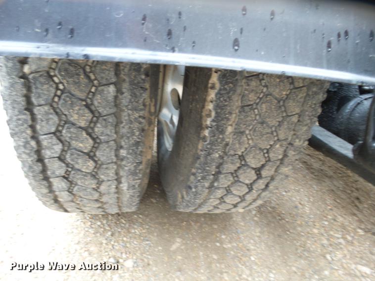 image for item DD2407 1999 Freightliner FLD120 semi truck