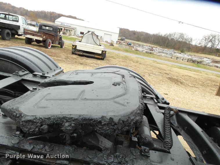 image for item DD2407 1999 Freightliner FLD120 semi truck