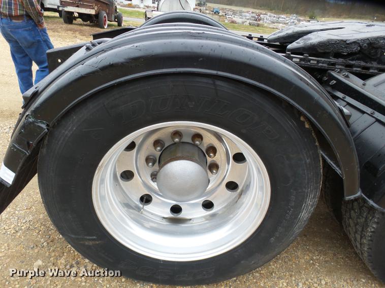 image for item DD2407 1999 Freightliner FLD120 semi truck