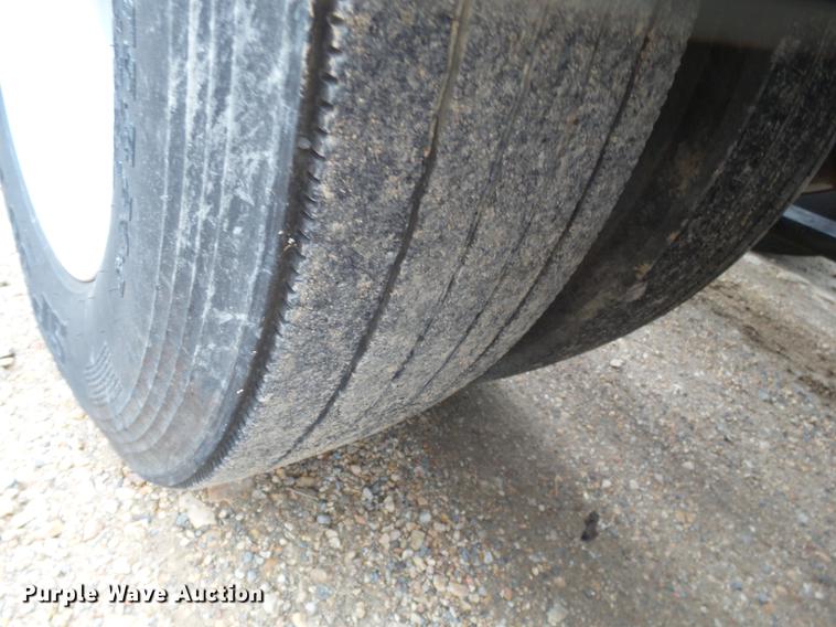 image for item DD2407 1999 Freightliner FLD120 semi truck