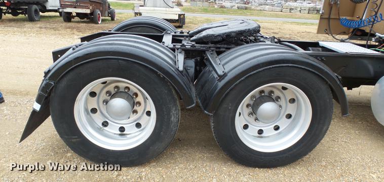 image for item DD2407 1999 Freightliner FLD120 semi truck