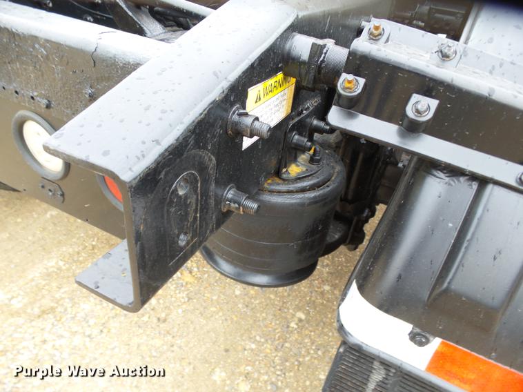 image for item DD2407 1999 Freightliner FLD120 semi truck