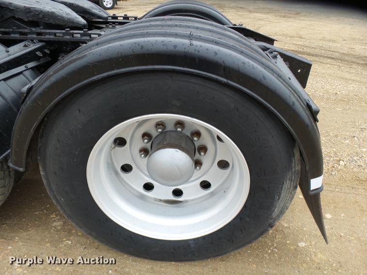 image for item DD2407 1999 Freightliner FLD120 semi truck