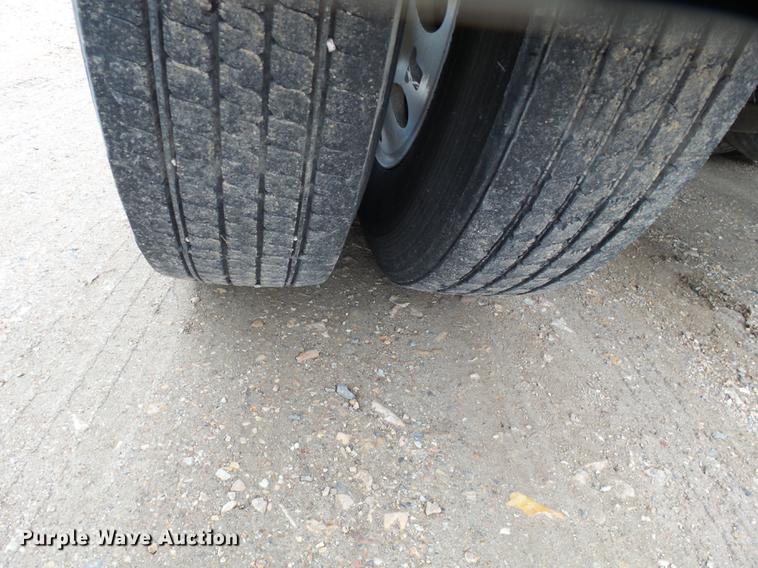 image for item DD2407 1999 Freightliner FLD120 semi truck