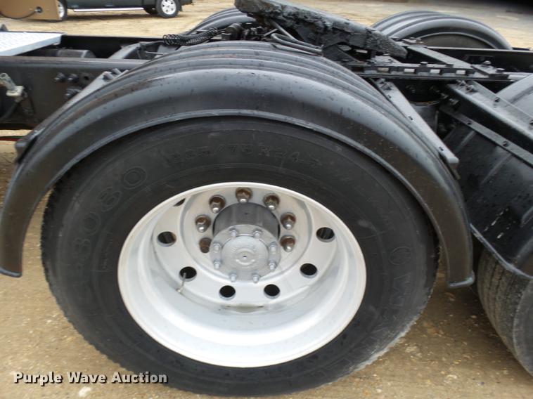 image for item DD2407 1999 Freightliner FLD120 semi truck