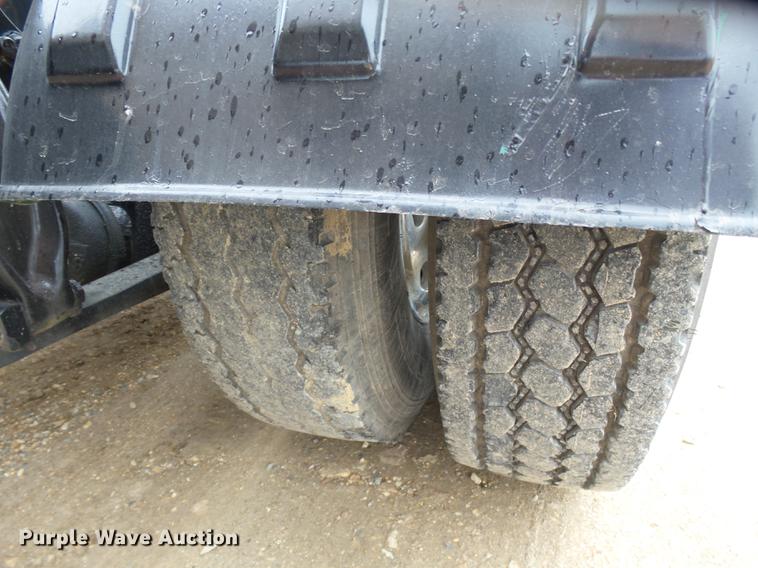 image for item DD2407 1999 Freightliner FLD120 semi truck