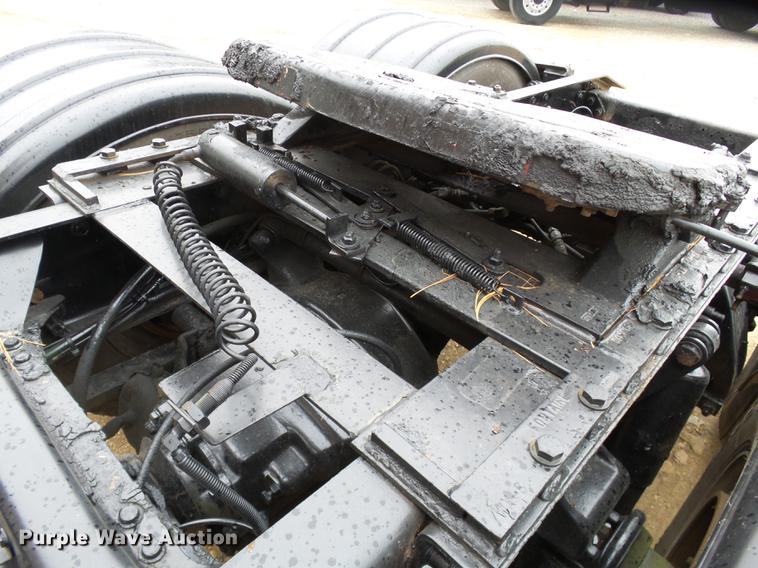 image for item DD2407 1999 Freightliner FLD120 semi truck