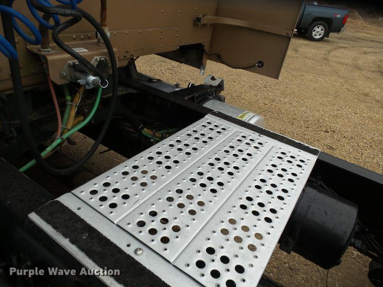 image for item DD2407 1999 Freightliner FLD120 semi truck