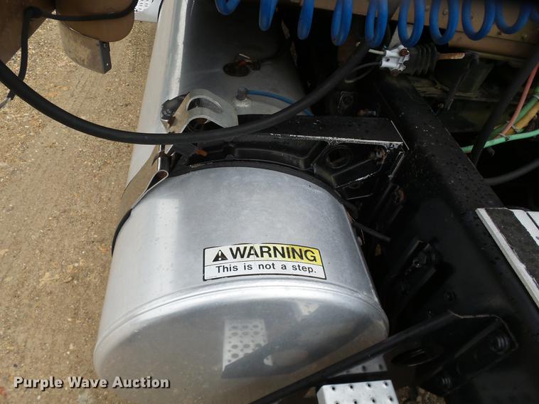 image for item DD2407 1999 Freightliner FLD120 semi truck