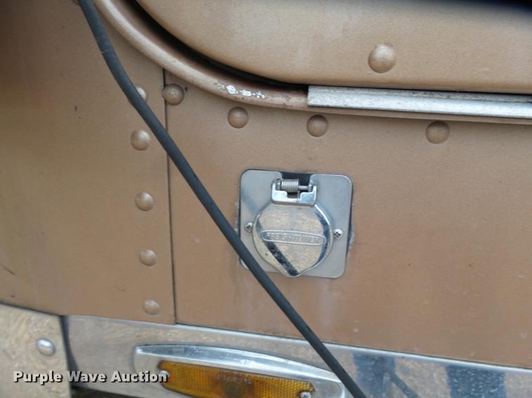 image for item DD2407 1999 Freightliner FLD120 semi truck