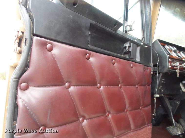 image for item DD2407 1999 Freightliner FLD120 semi truck