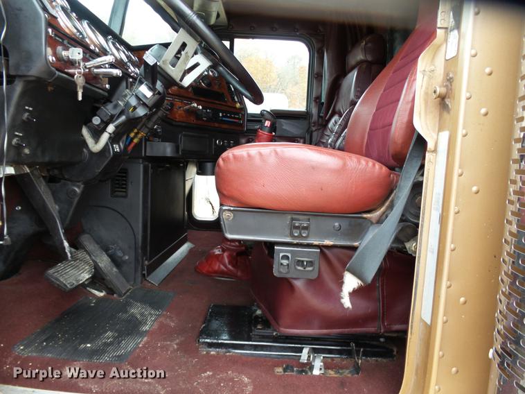 image for item DD2407 1999 Freightliner FLD120 semi truck