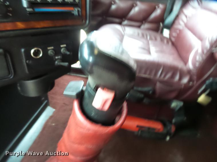 image for item DD2407 1999 Freightliner FLD120 semi truck